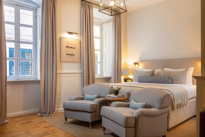 Junior Suite - One Emperor Bed