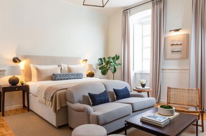 Deluxe Junior Suite - One Emperor Bed